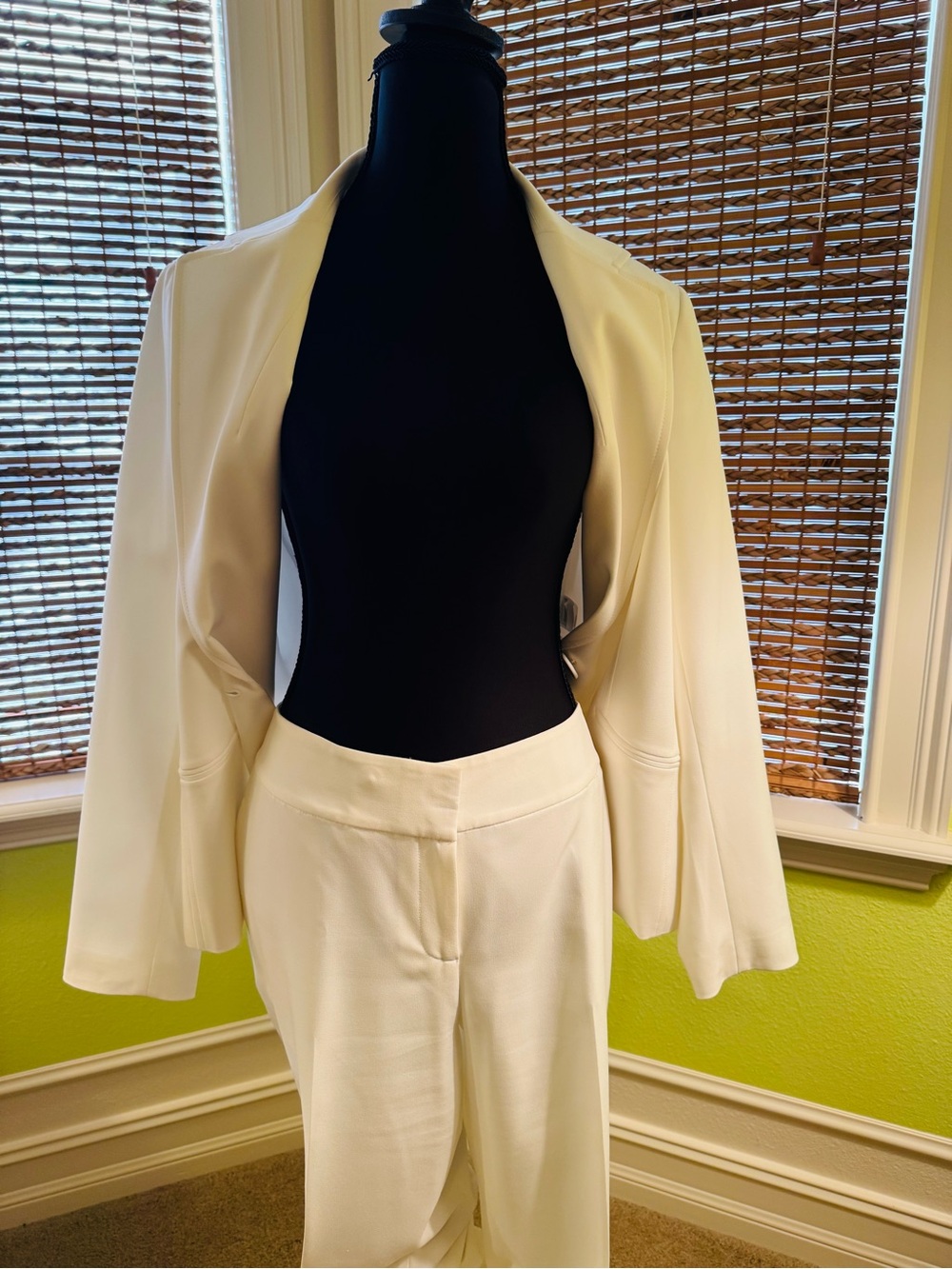 Le Suit White Women's Two-Piece Blazer and Trousers - Picture 4 of 13